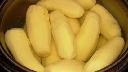 Uzené s áčkovými brambory, připravené k vaření