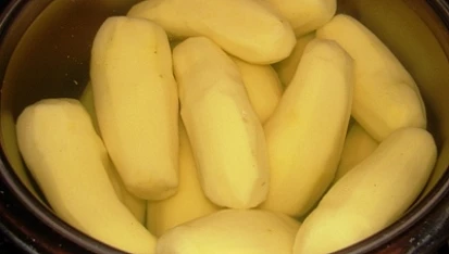 Uzené s áčkovými brambory, připravené k vaření