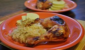 Medová kuřecí stehýnka na zelí (Medové kuře na zelí s bramborovým knedlíkem)