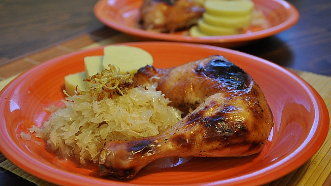 Medová kuřecí stehýnka na zelí, Medové kuře na zelí s bramborovým knedlíkem