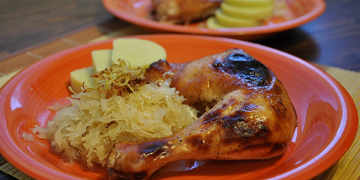 Medová kuřecí stehýnka na zelí (Medové kuře na zelí s bramborovým knedlíkem)
