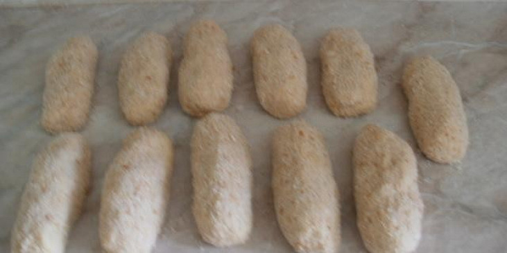 Šišky "klouzáky" ze syrových brambor (před vložením do vody)