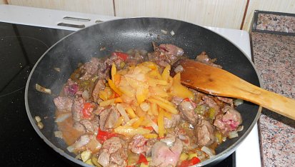 Ohnivá pánev v bramboráku, přidáme ostatní ingredience