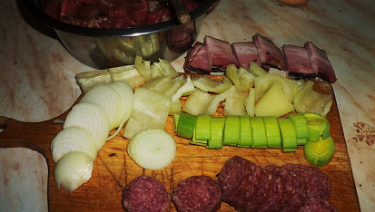 Pečené maso na jehle s  delikatesní šťávou, ingredience...