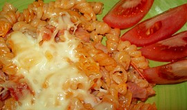 Smetanové těstoviny se šunkou, sýrem a rajčaty