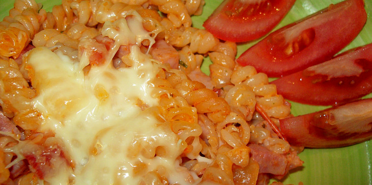 Smetanové těstoviny se šunkou, sýrem a rajčaty