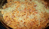Smetanové těstoviny se šunkou, sýrem a rajčaty (. . .šup do trouby)