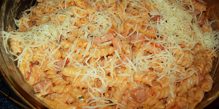 Smetanové těstoviny se šunkou, sýrem a rajčaty (. . .šup do trouby)