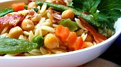 Orzo - těstovinová rýže s cizrnou, zeleninou a slaninou