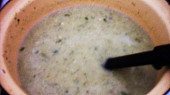 Brokolicovo-květáková polévka se žampiony a zakysanou smetanou s koprem, vaříme a pak rozmixujeme...