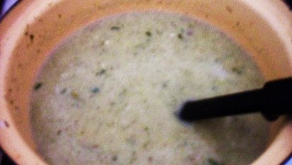 Brokolicovo-květáková polévka se žampiony a zakysanou smetanou s koprem, vaříme a pak rozmixujeme...