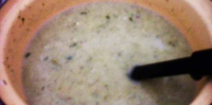 Brokolicovo-květáková polévka se žampiony a zakysanou smetanou s koprem (vaříme a pak rozmixujeme...)