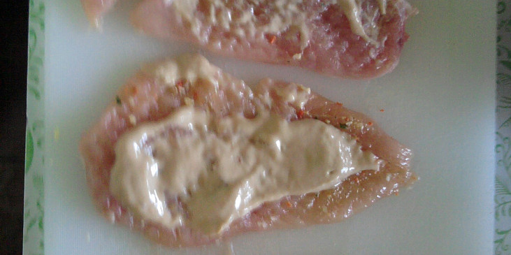 Plněná kuřecí prsa s omeletkou s játry (rezne s horčicou)