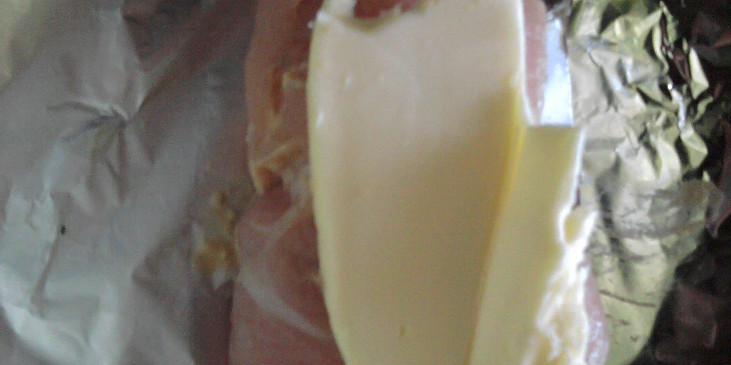 Plněná kuřecí prsa s omeletkou s játry (pred pečením)