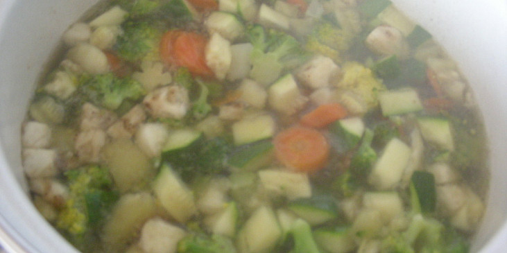 Brokolicovo-cuketová polévka s prosciuttem