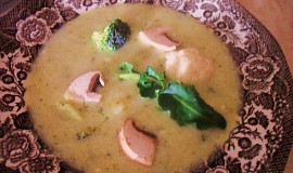 Brokolicovo-květáková polévka se žampiony a zakysanou smetanou s koprem