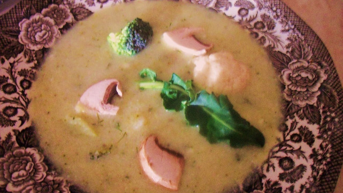 Brokolicovo-květáková polévka se žampiony a zakysanou smetanou s koprem, Brokolicovo-květáková polévka