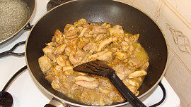 Zapečené kuřecí maso s brambory a brokolicí