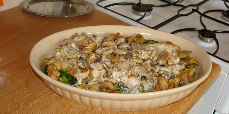 Zapečené kuřecí maso s brambory a brokolicí