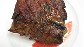 Roastbeef 2, z masa teče červená šťáva ale ne krev, tak poznáte že je hotovo