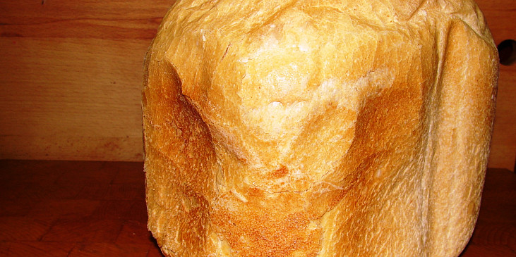 Francouzský chléb (Po vytažení z pece je povrch napnutý, po…)