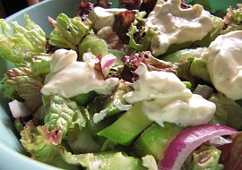 Avokádovo-okurkový salát s citrónovým dresinkem