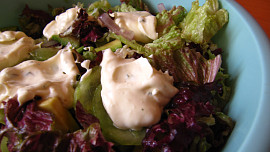 Avokádovo-okurkový salát s citrónovým dresinkem