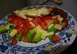 Omeleta s rajčetem a avokádem