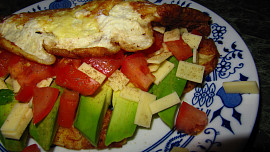 Omeleta s rajčetem a avokádem