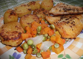Pangasius s pečenými brambory a dušenou zeleninou na jednom plechu
