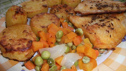 Pangasius s pečenými brambory a dušenou zeleninou na jednom plechu