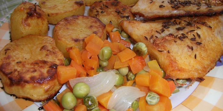 Pangasius s pečenými brambory a dušenou zeleninou na jednom plechu (Pangasius s pečenými brambory a dušenou zeleninou…)