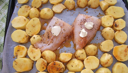 Pangasius s pečenými brambory a dušenou zeleninou na jednom plechu