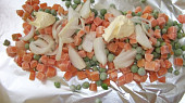 Pangasius s pečenými brambory a dušenou zeleninou na jednom plechu