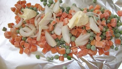 Pangasius s pečenými brambory a dušenou zeleninou na jednom plechu
