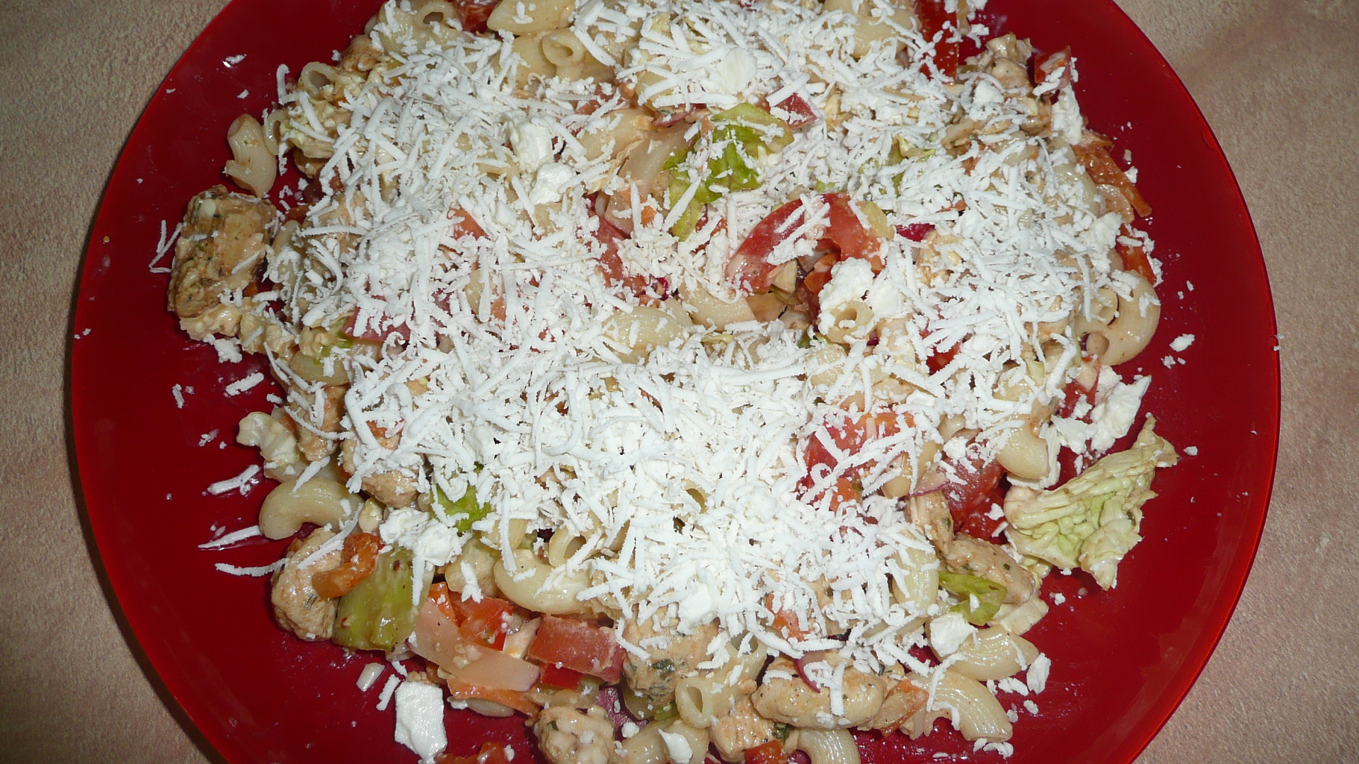 Těstovinovo-zeleninový salát s kuřecím masem
