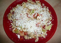 Těstovinovo-zeleninový salát s kuřecím masem