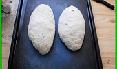 Křupavý chlebík z hladké mouky (vytvarovat 2 šišky  a nechat pod utěrkou ještě 20 minut kynout)