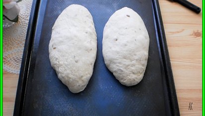 Křupavý chlebík z hladké mouky, vytvarovat 2 šišky  a nechat pod utěrkou ještě 20 minut kynout