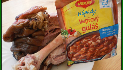 Uzené vepřové kolínko, ne úplně do měkka  uvařené maso + Maggi nápady