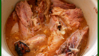 Uzené vepřové kolínko, orestujeme cibuli a česnek,zalijeme ve300ml vývaru rozmíchanou půlkou směsi Maggi