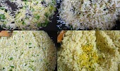 Citrónové rizoto podle Nigelly (cibulka+celer/přisypeme rýži/přidáváme vývar/zamícháme citr.kůru+rozmarýn)