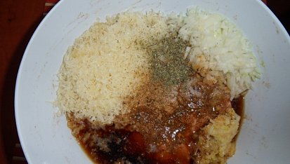 Sekaná s pivem a tvarůžkama, Všechny ingredience zalité pivem