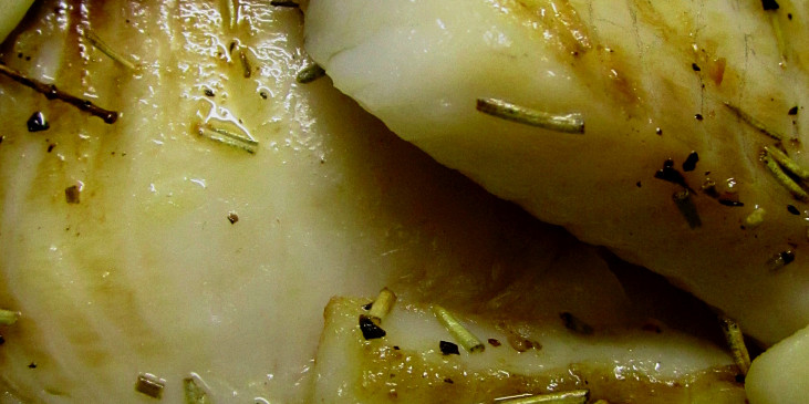 Tilápie na rozmarýnu s česnekem