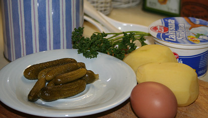 Bramborová polévka s nakládanými okurkami