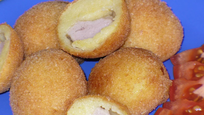 Bramborové krokety s vinnou klobásou