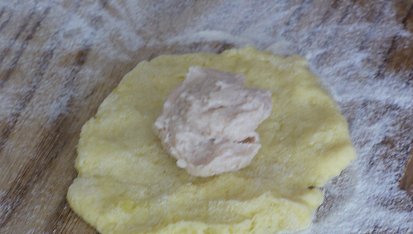 Bramborové krokety s vinnou klobásou