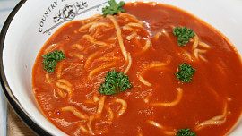 Čínské nudle v rajčatové polévce