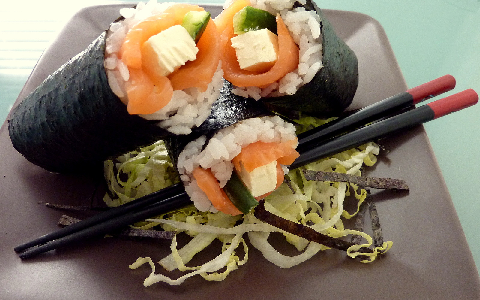 Sushi s uzeným lososem