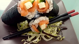 Sushi s uzeným lososem